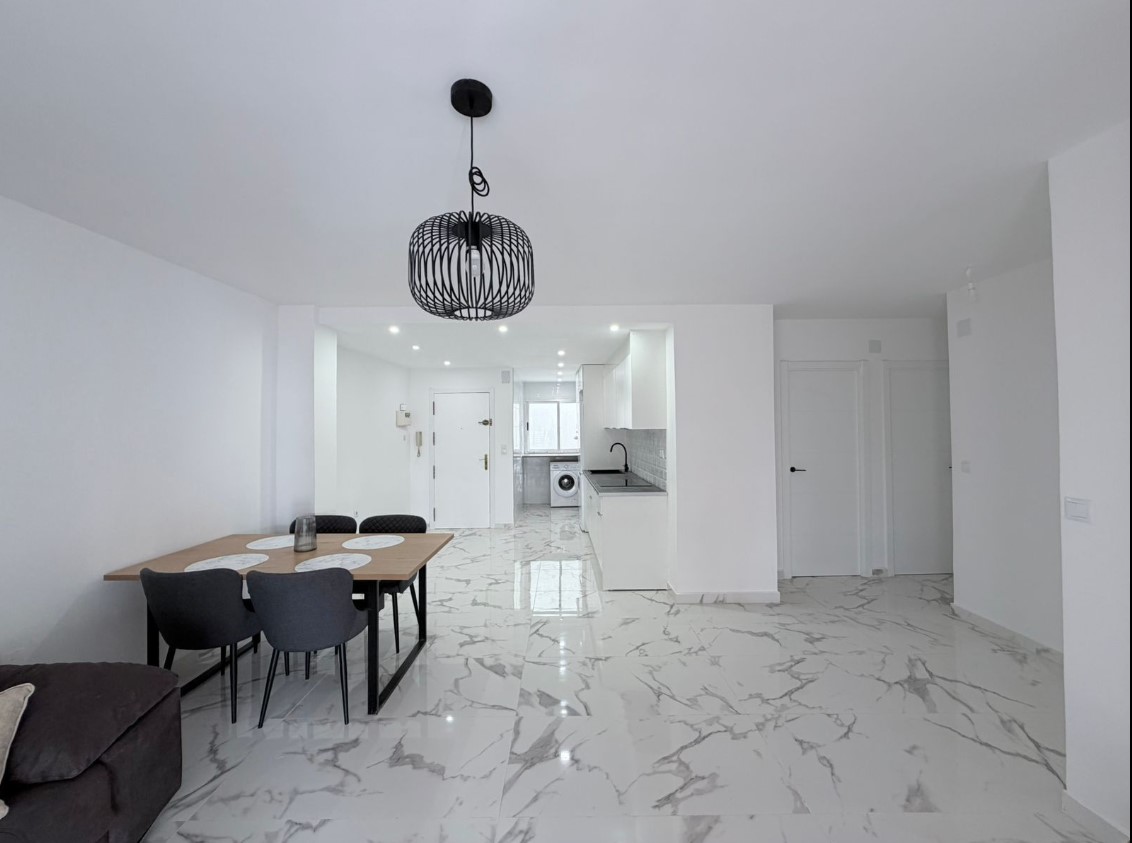 AMPLIO APARTAMENTO A 200 METROS DEL MAR EN TORREVIEJA CON VISTAS AL MEDITERRÁNEO