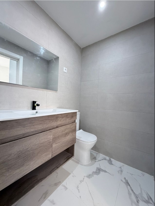 AMPLIO APARTAMENTO A 200 METROS DEL MAR EN TORREVIEJA CON VISTAS AL MEDITERRÁNEO