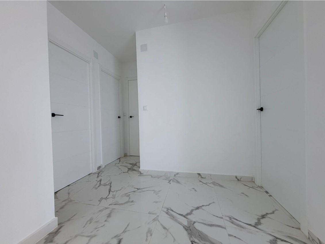 AMPLIO APARTAMENTO A 200 METROS DEL MAR EN TORREVIEJA CON VISTAS AL MEDITERRÁNEO