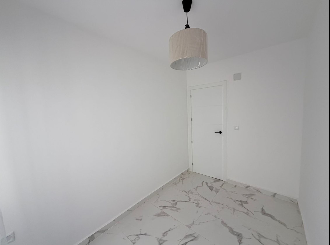 AMPLIO APARTAMENTO A 200 METROS DEL MAR EN TORREVIEJA CON VISTAS AL MEDITERRÁNEO