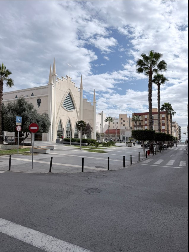 AMPLIO APARTAMENTO A 200 METROS DEL MAR EN TORREVIEJA CON VISTAS AL MEDITERRÁNEO