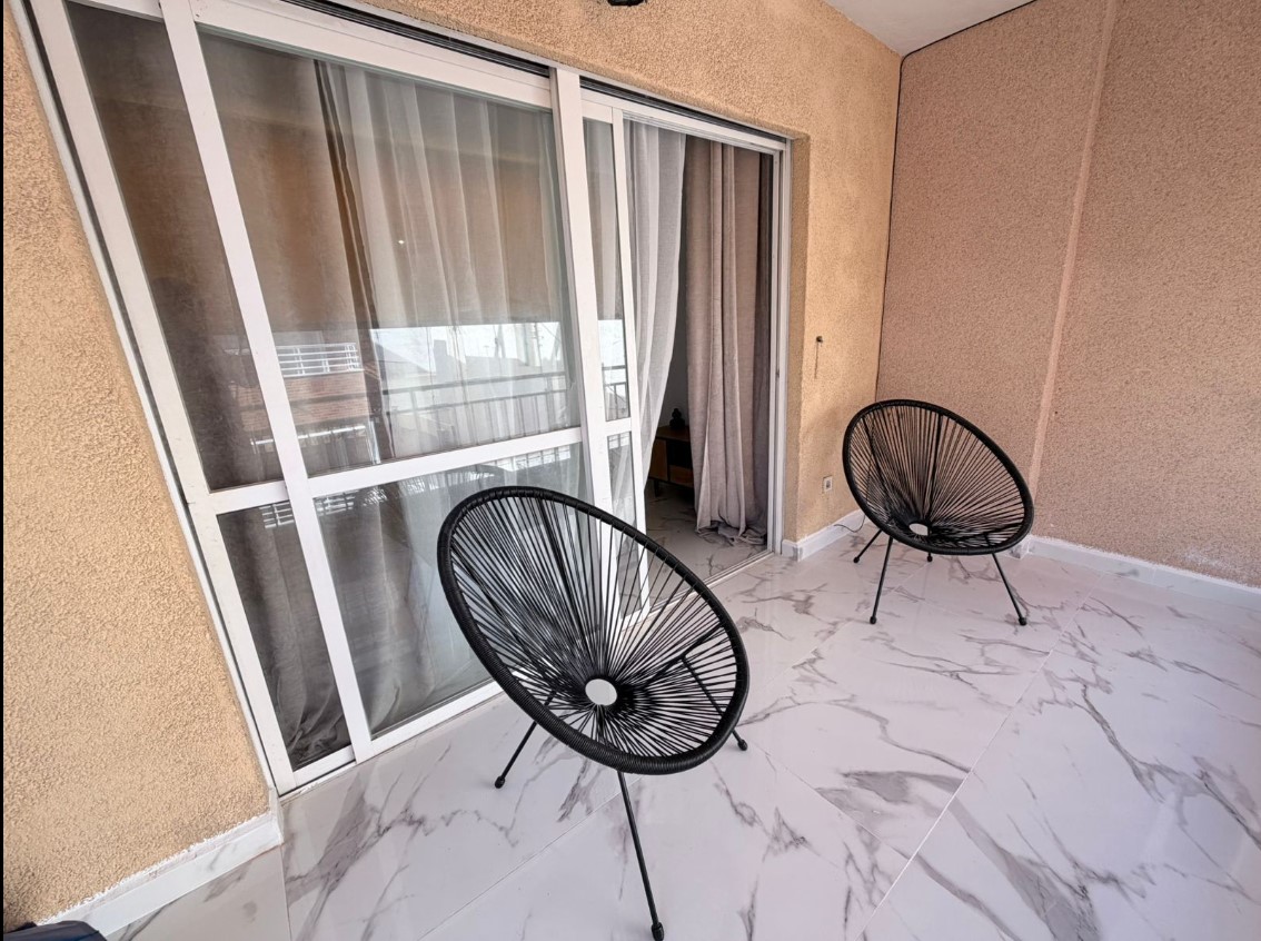 AMPLIO APARTAMENTO A 200 METROS DEL MAR EN TORREVIEJA CON VISTAS AL MEDITERRÁNEO