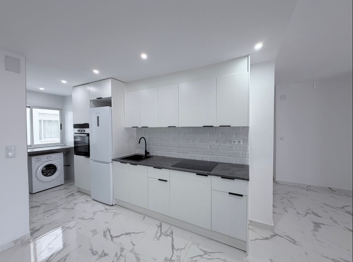 AMPLIO APARTAMENTO A 200 METROS DEL MAR EN TORREVIEJA CON VISTAS AL MEDITERRÁNEO