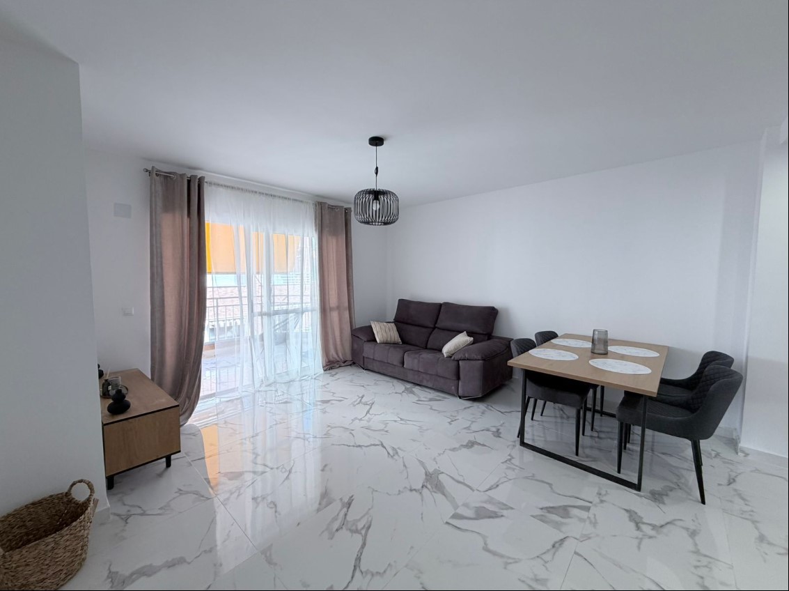 AMPLIO APARTAMENTO A 200 METROS DEL MAR EN TORREVIEJA CON VISTAS AL MEDITERRÁNEO