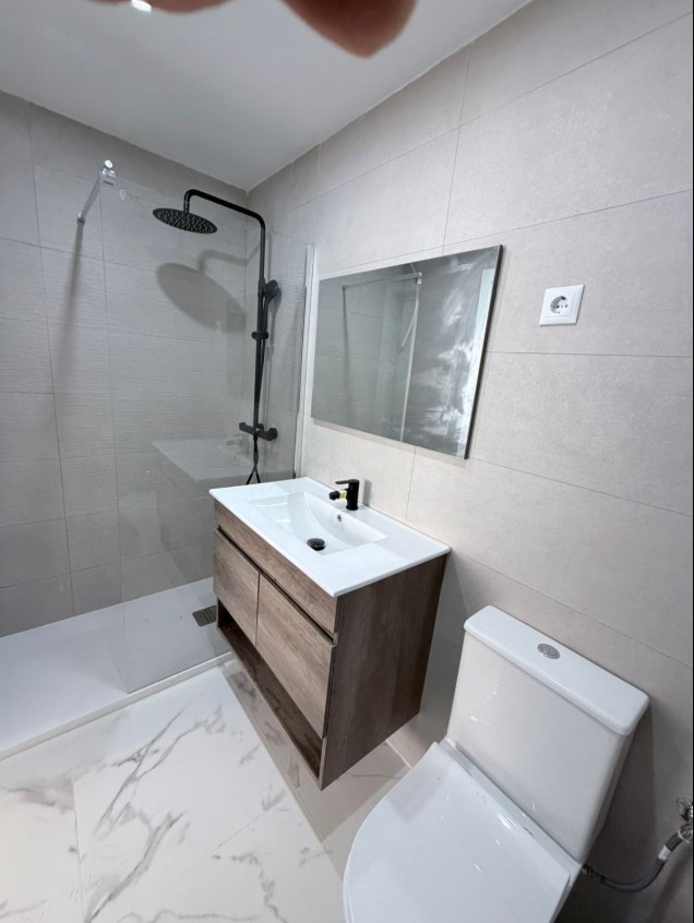 AMPLIO APARTAMENTO A 200 METROS DEL MAR EN TORREVIEJA CON VISTAS AL MEDITERRÁNEO