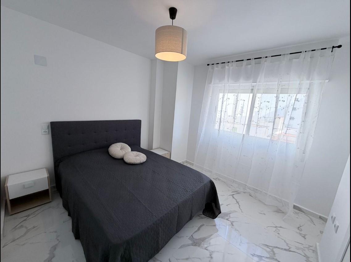 AMPLIO APARTAMENTO A 200 METROS DEL MAR EN TORREVIEJA CON VISTAS AL MEDITERRÁNEO