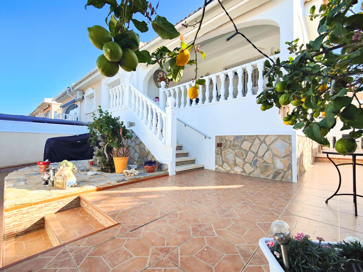 CHALET PAREADO CON SOLÁRIUM Y JARDÍN FRENTE A ZONA VERDE EN Ciudad Quesada