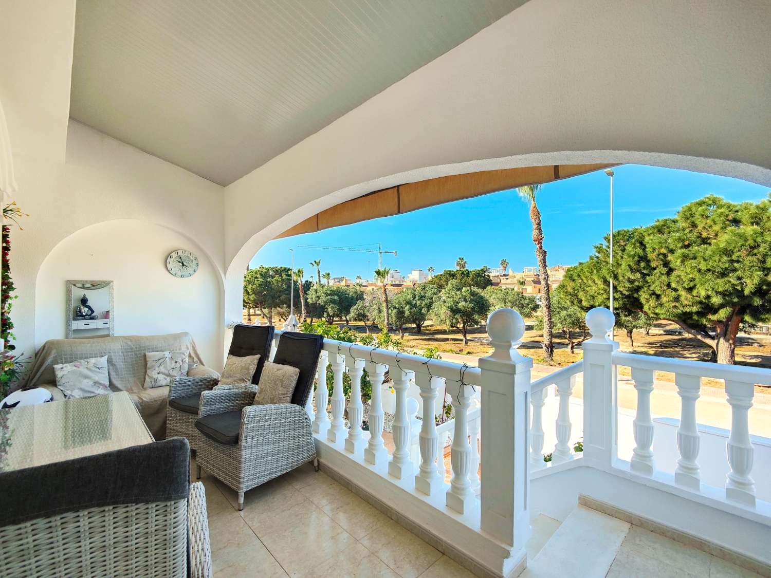 CHALET PAREADO CON SOLÁRIUM Y JARDÍN FRENTE A ZONA VERDE EN Ciudad Quesada