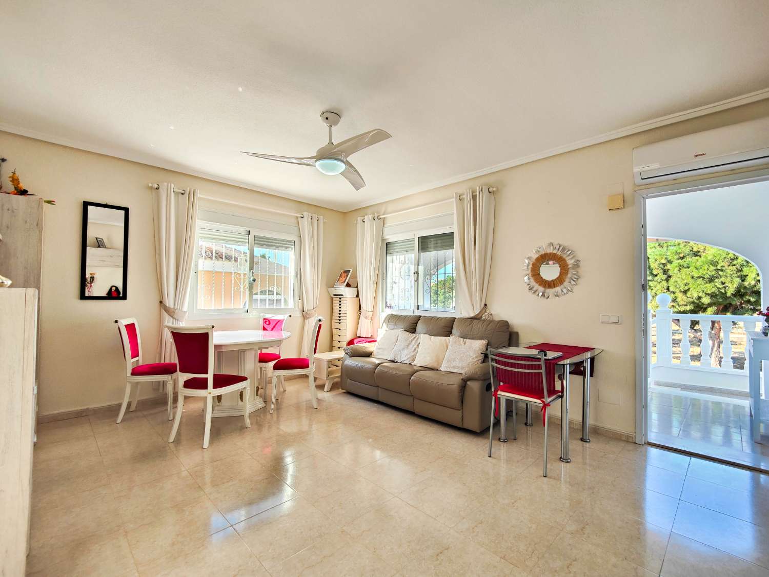 CHALET PAREADO CON SOLÁRIUM Y JARDÍN FRENTE A ZONA VERDE EN Ciudad Quesada