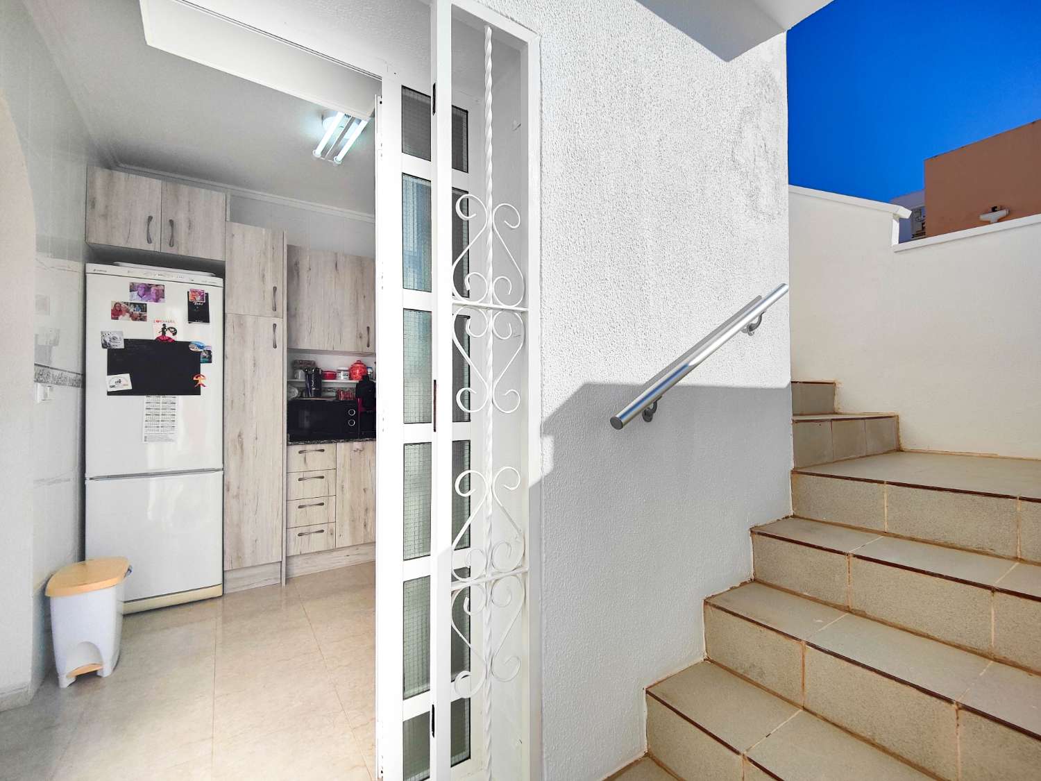 CHALET PAREADO CON SOLÁRIUM Y JARDÍN FRENTE A ZONA VERDE EN Ciudad Quesada