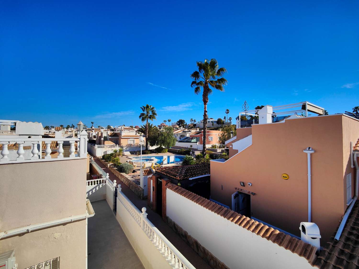 CHALET PAREADO CON SOLÁRIUM Y JARDÍN FRENTE A ZONA VERDE EN Ciudad Quesada