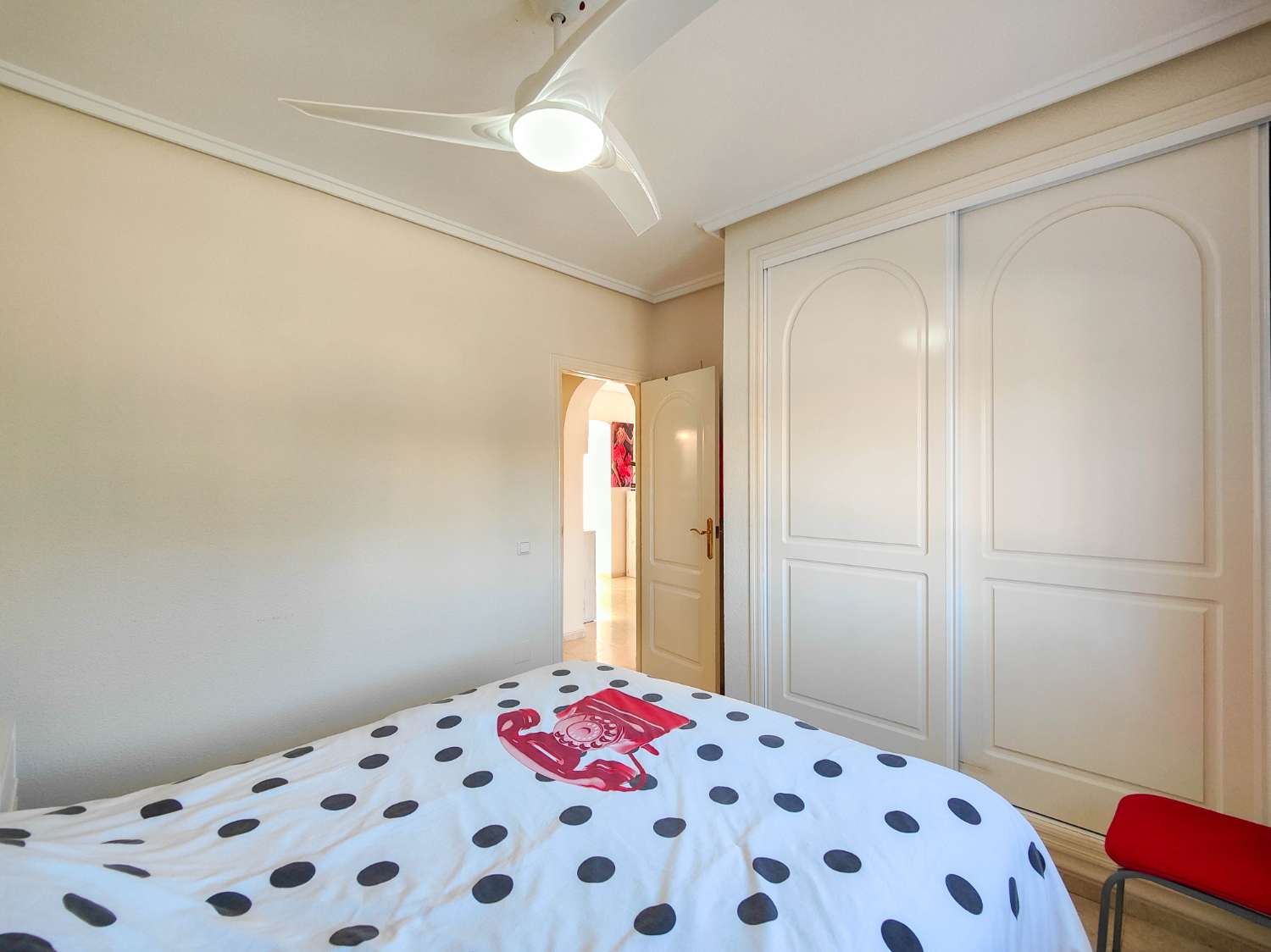 CHALET PAREADO CON SOLÁRIUM Y JARDÍN FRENTE A ZONA VERDE EN Ciudad Quesada