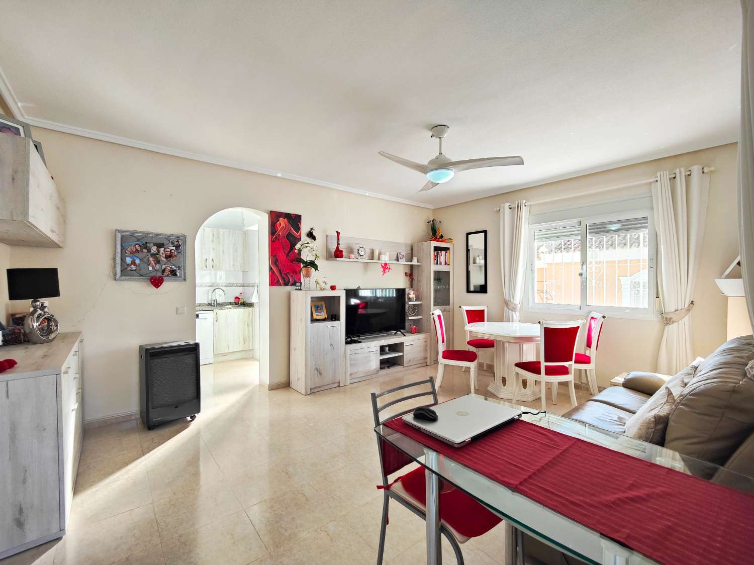 CHALET PAREADO CON SOLÁRIUM Y JARDÍN FRENTE A ZONA VERDE EN Ciudad Quesada