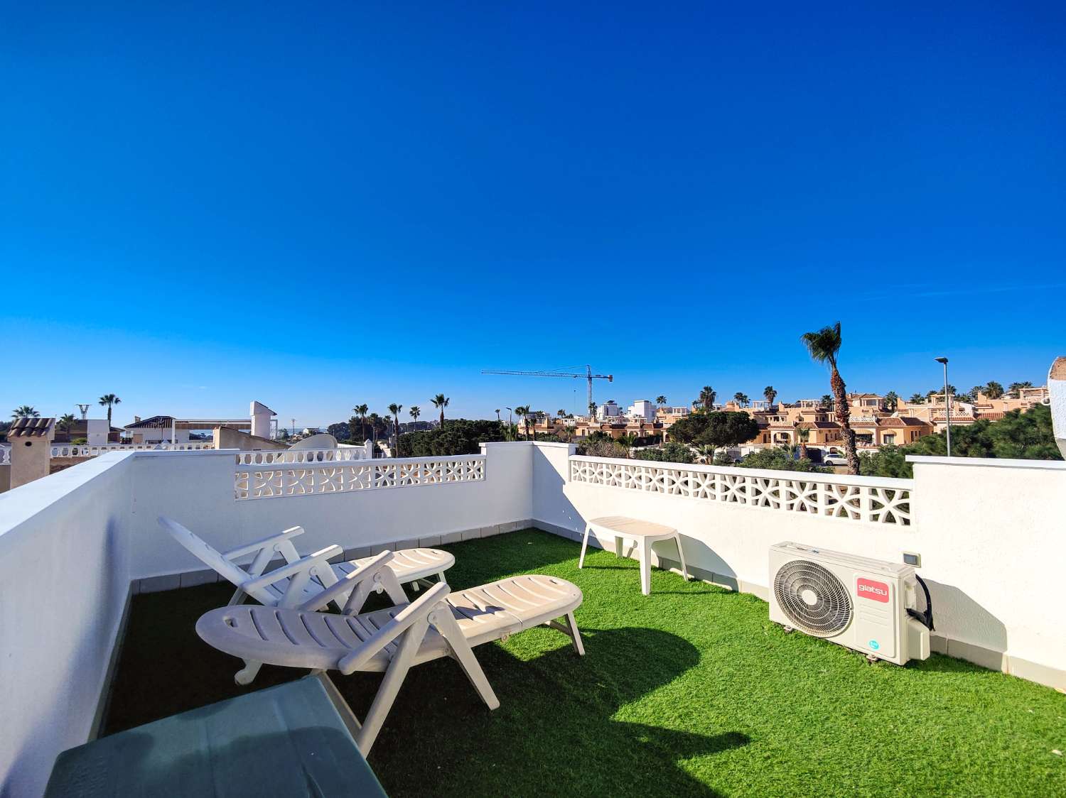 CHALET PAREADO CON SOLÁRIUM Y JARDÍN FRENTE A ZONA VERDE EN Ciudad Quesada