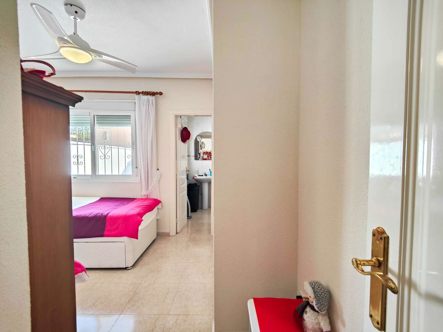 CHALET PAREADO CON SOLÁRIUM Y JARDÍN FRENTE A ZONA VERDE EN Ciudad Quesada