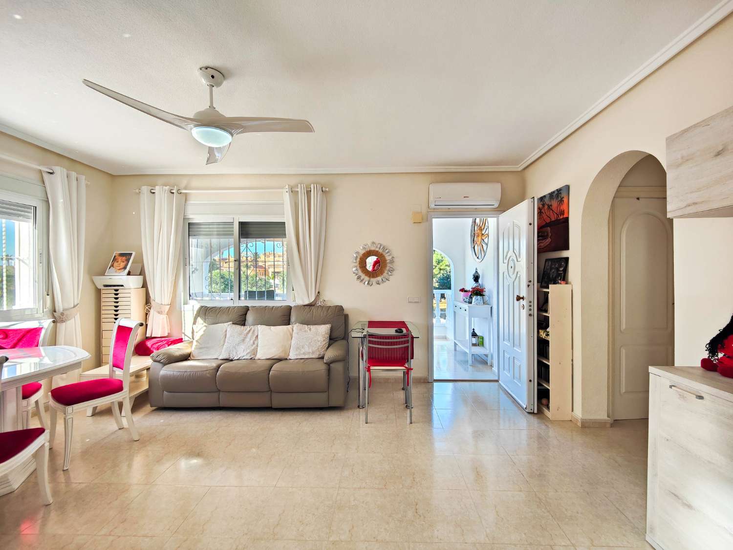 CHALET PAREADO CON SOLÁRIUM Y JARDÍN FRENTE A ZONA VERDE EN Ciudad Quesada