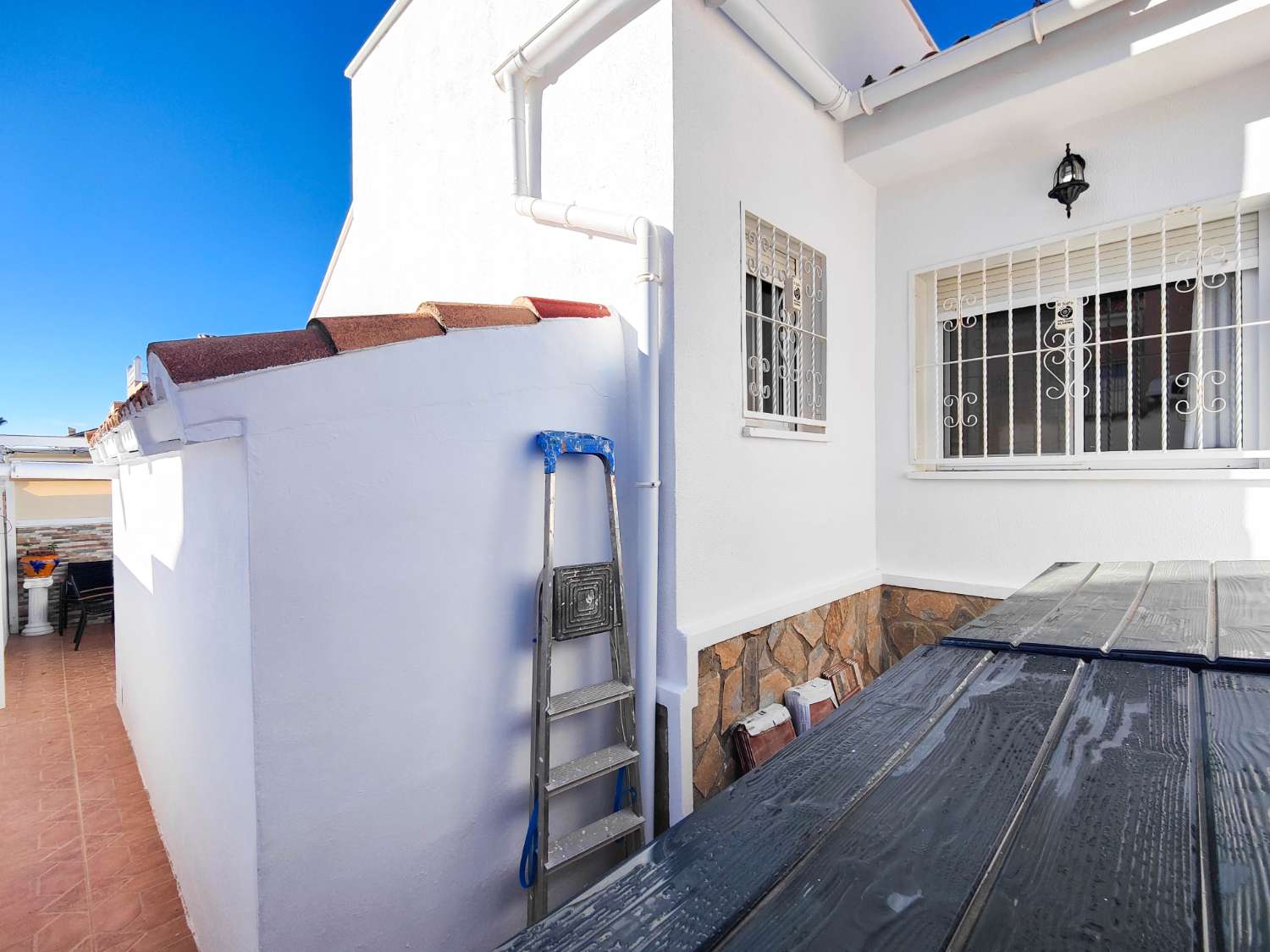 CHALET PAREADO CON SOLÁRIUM Y JARDÍN FRENTE A ZONA VERDE EN Ciudad Quesada