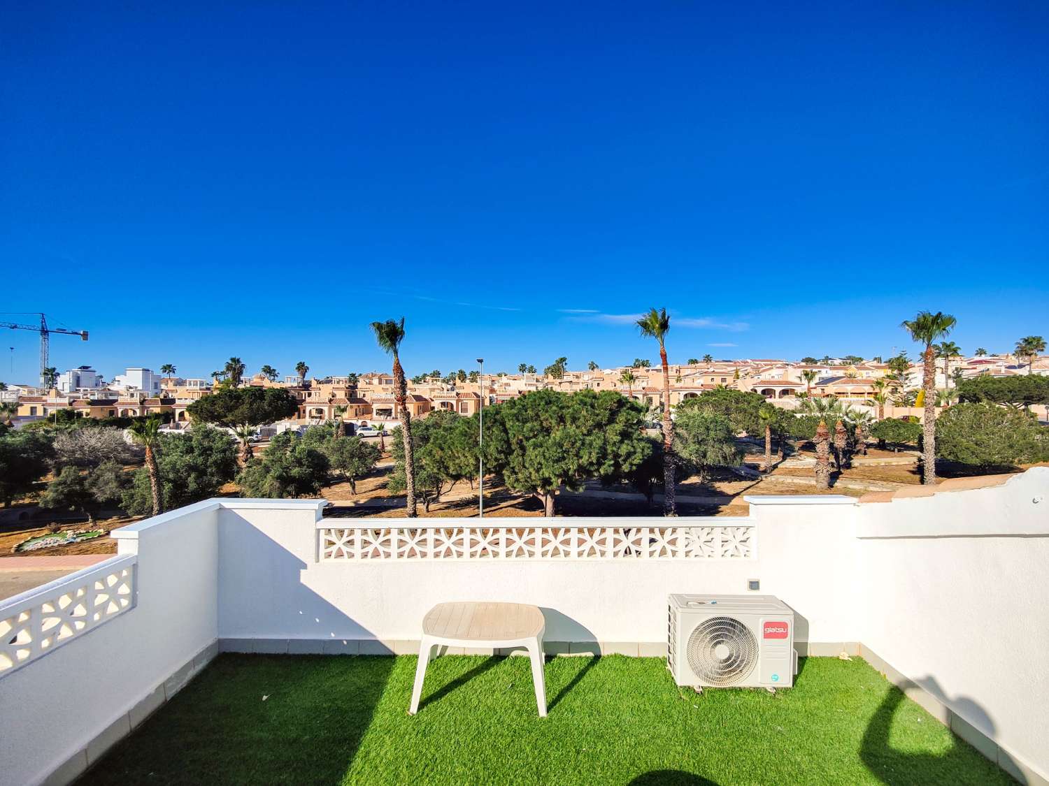 CHALET PAREADO CON SOLÁRIUM Y JARDÍN FRENTE A ZONA VERDE EN Ciudad Quesada