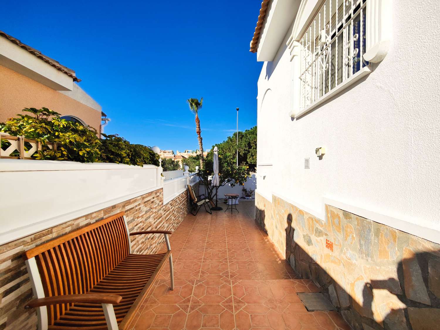 CHALET PAREADO CON SOLÁRIUM Y JARDÍN FRENTE A ZONA VERDE EN Ciudad Quesada