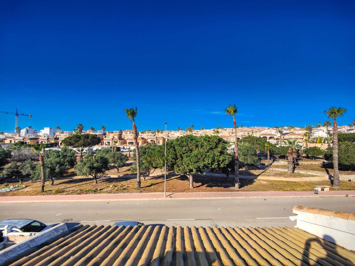 CHALET PAREADO CON SOLÁRIUM Y JARDÍN FRENTE A ZONA VERDE EN Ciudad Quesada