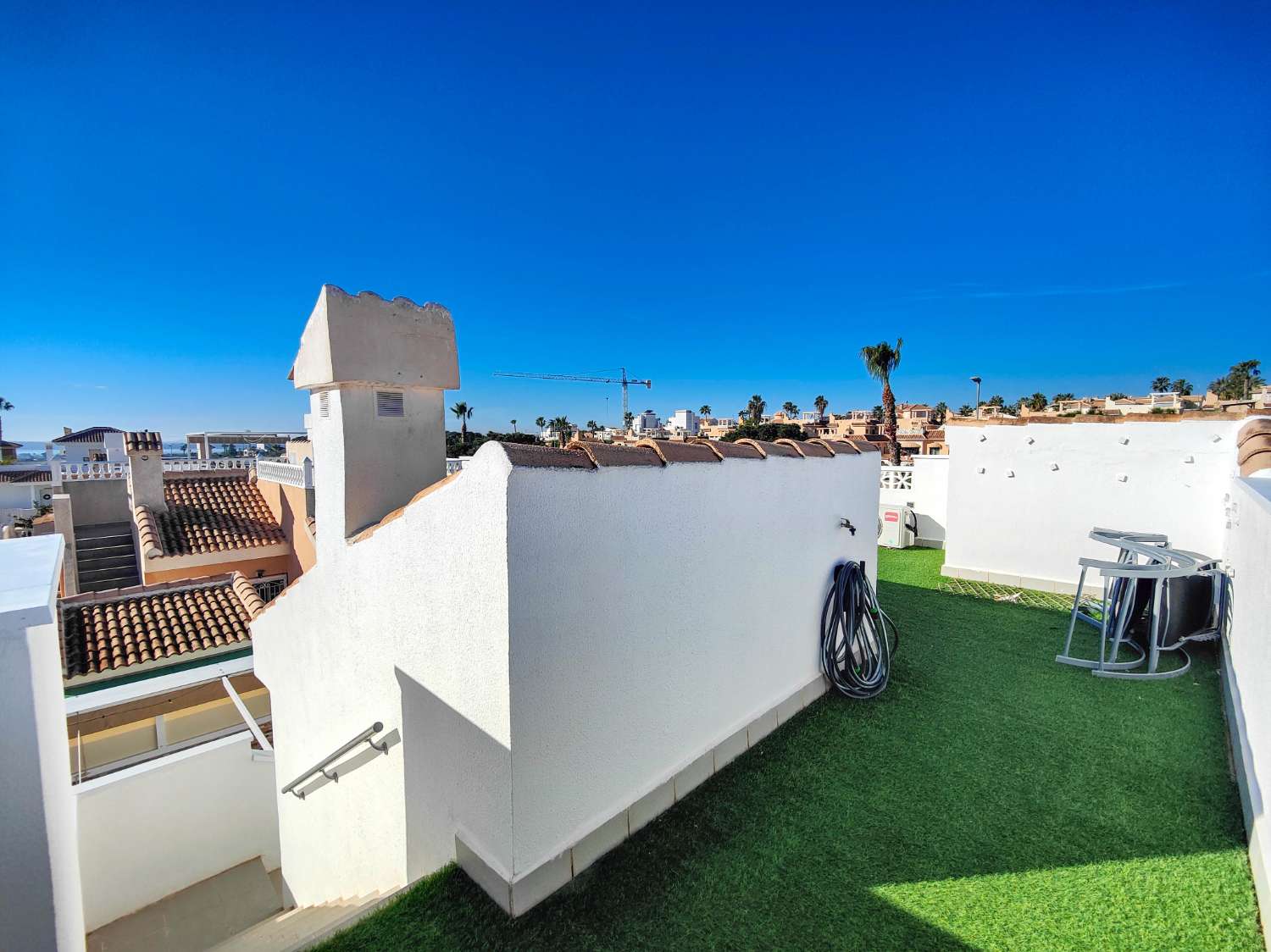 CHALET PAREADO CON SOLÁRIUM Y JARDÍN FRENTE A ZONA VERDE EN Ciudad Quesada