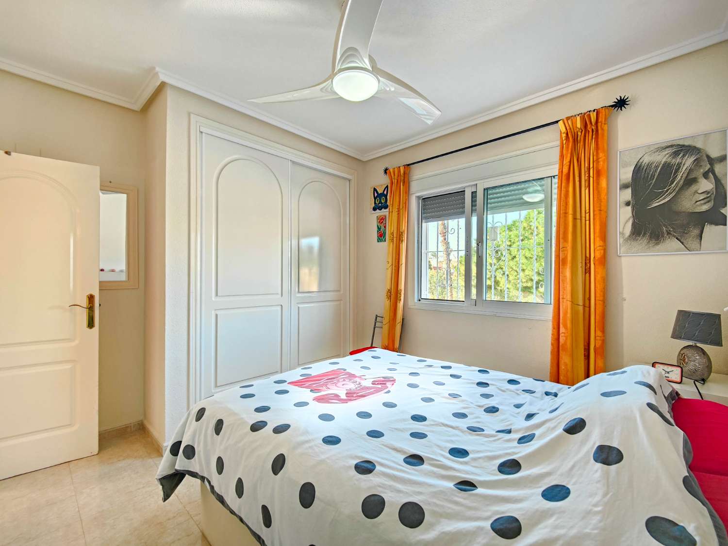 CHALET PAREADO CON SOLÁRIUM Y JARDÍN FRENTE A ZONA VERDE EN Ciudad Quesada