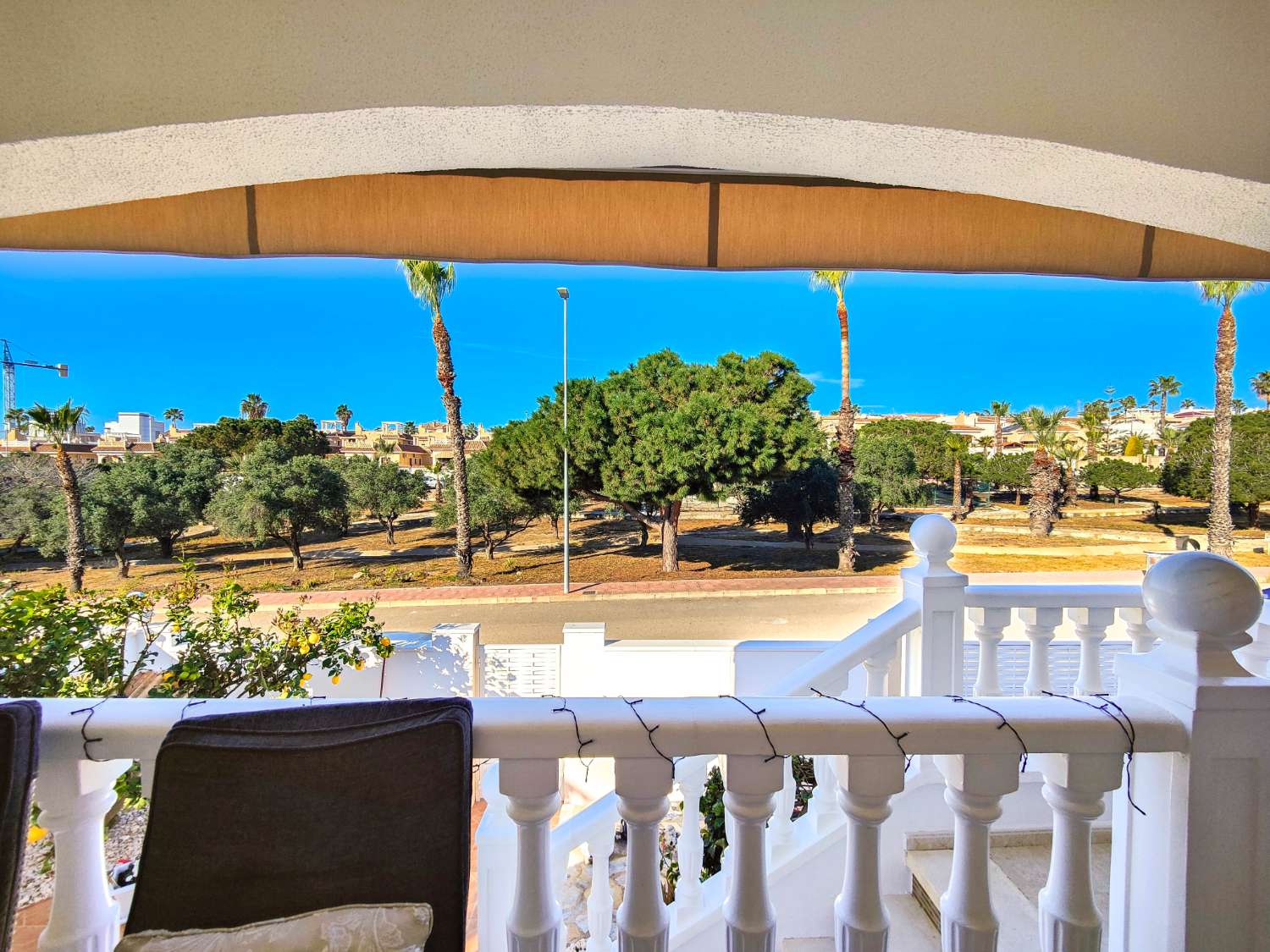 CHALET PAREADO CON SOLÁRIUM Y JARDÍN FRENTE A ZONA VERDE EN Ciudad Quesada