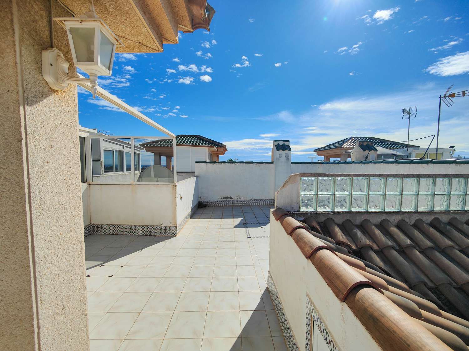 BUNGALOW EN PLANTA ALTA CON SOLÁRIUM PRIVADO EN LOS ALTOS – Torrevieja