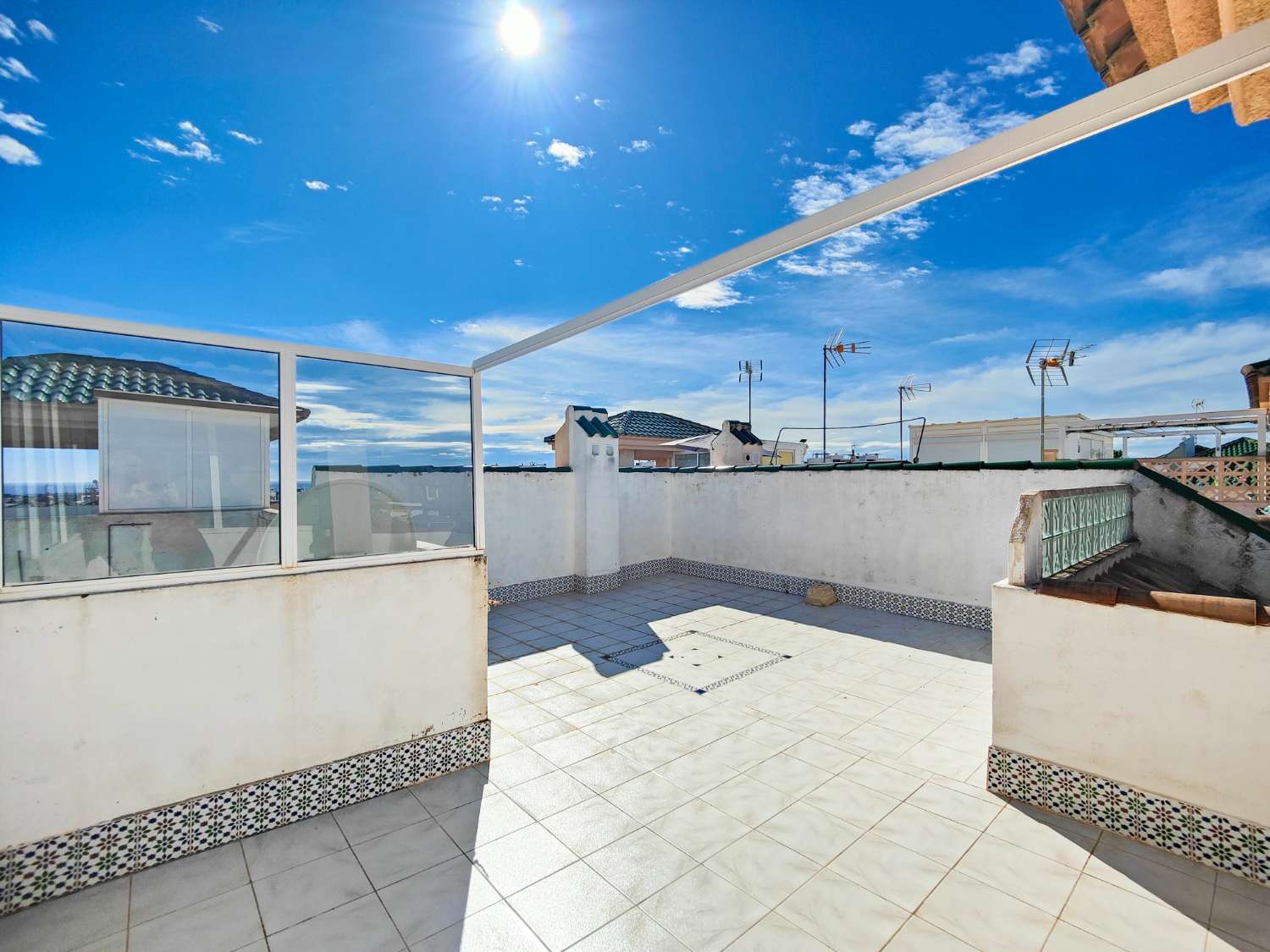 BUNGALOW EN PLANTA ALTA CON SOLÁRIUM PRIVADO EN LOS ALTOS – Torrevieja