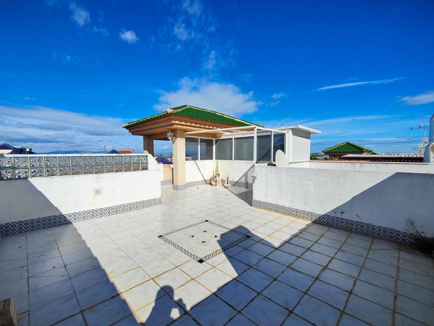 BUNGALOW EN PLANTA ALTA CON SOLÁRIUM PRIVADO EN LOS ALTOS – Torrevieja