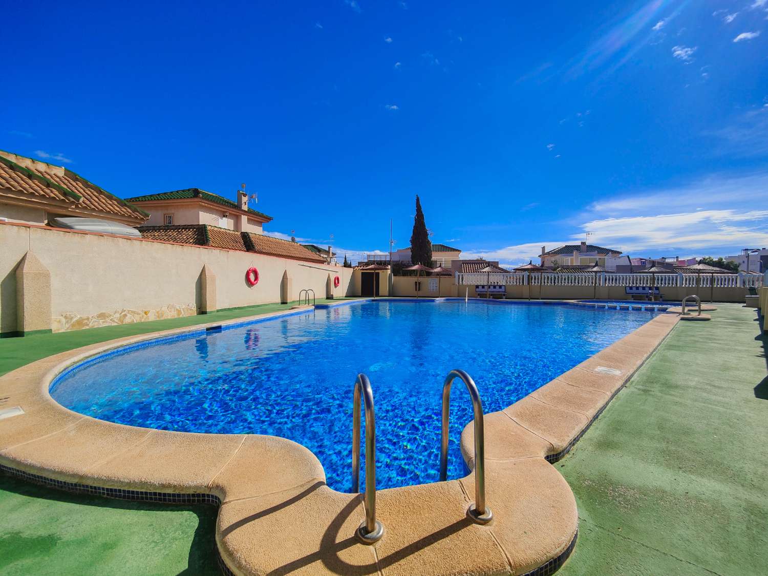 BUNGALOW EN PLANTA ALTA CON SOLÁRIUM PRIVADO EN LOS ALTOS – Torrevieja