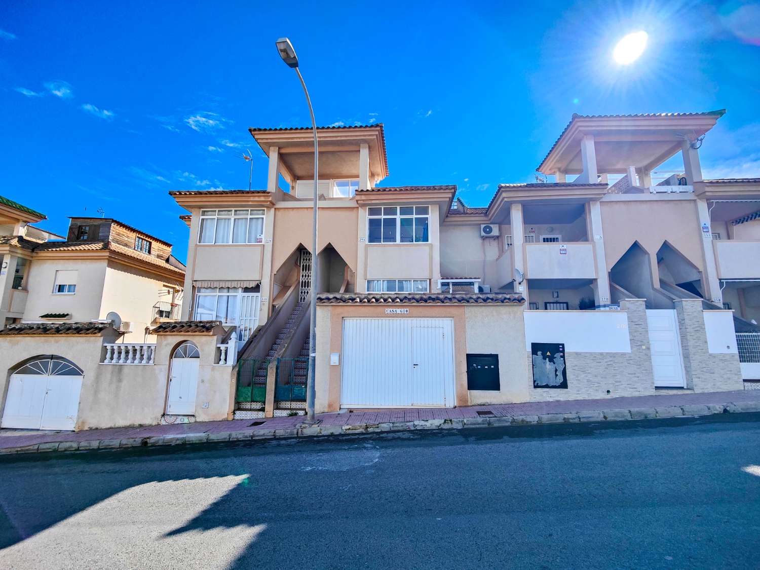 BUNGALOW EN PLANTA ALTA CON SOLÁRIUM PRIVADO EN LOS ALTOS – Torrevieja