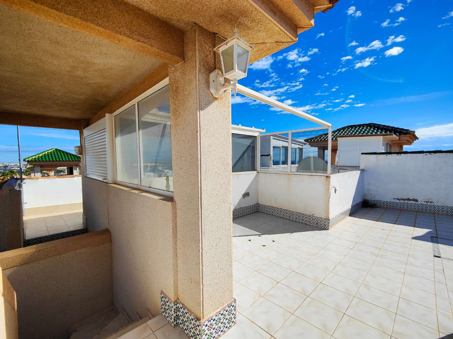BUNGALOW EN PLANTA ALTA CON SOLÁRIUM PRIVADO EN LOS ALTOS – Torrevieja