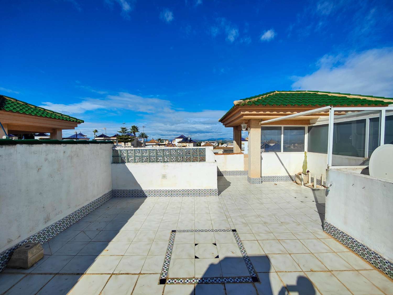 BUNGALOW EN PLANTA ALTA CON SOLÁRIUM PRIVADO EN LOS ALTOS – Torrevieja