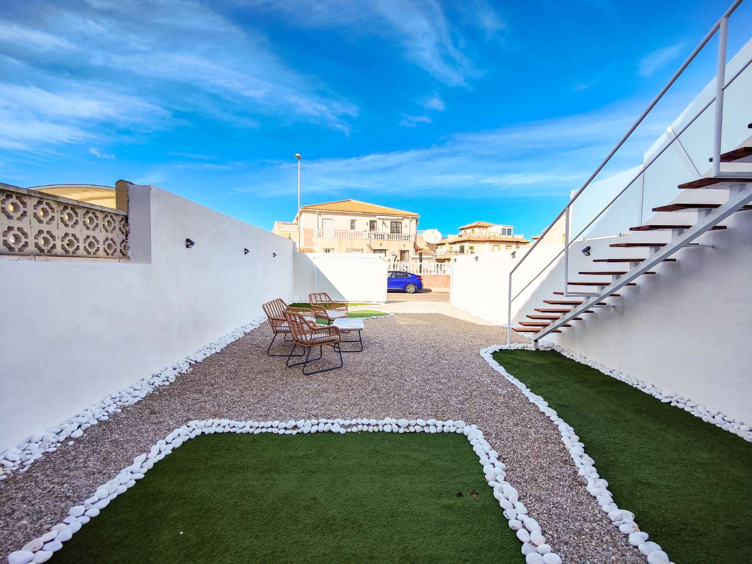 BUNGALOW EN PLANTA ALTA TOTALMENTE REFORMADO CON AMPLIO JARDÍN PRIVADO EN LA REGIA – Orihuela Costa