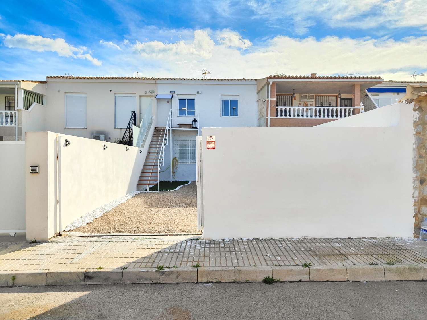 BUNGALOW EN PLANTA ALTA TOTALMENTE REFORMADO CON AMPLIO JARDÍN PRIVADO EN LA REGIA – Orihuela Costa