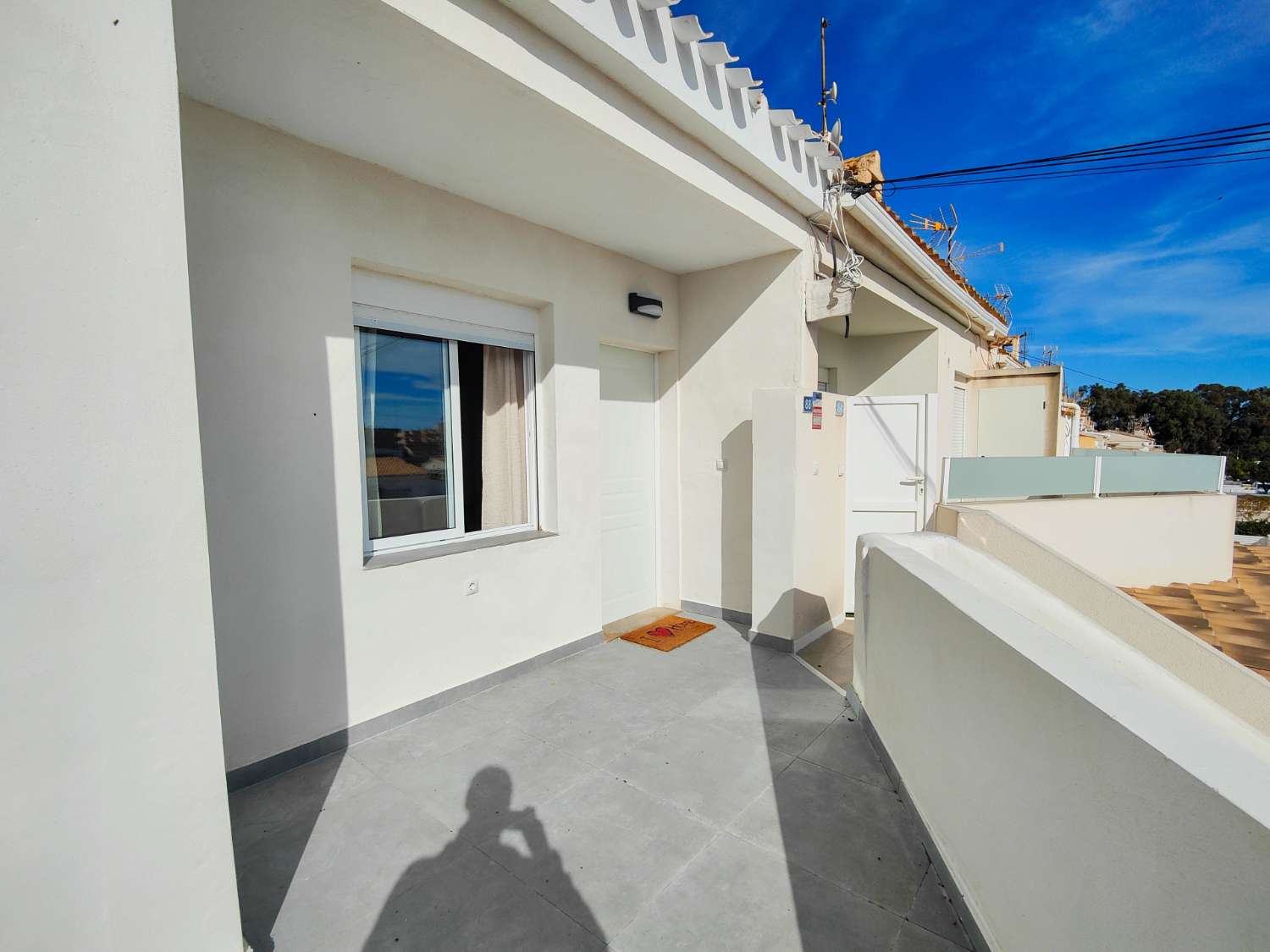 BUNGALOW EN PLANTA ALTA TOTALMENTE REFORMADO CON AMPLIO JARDÍN PRIVADO EN LA REGIA – Orihuela Costa