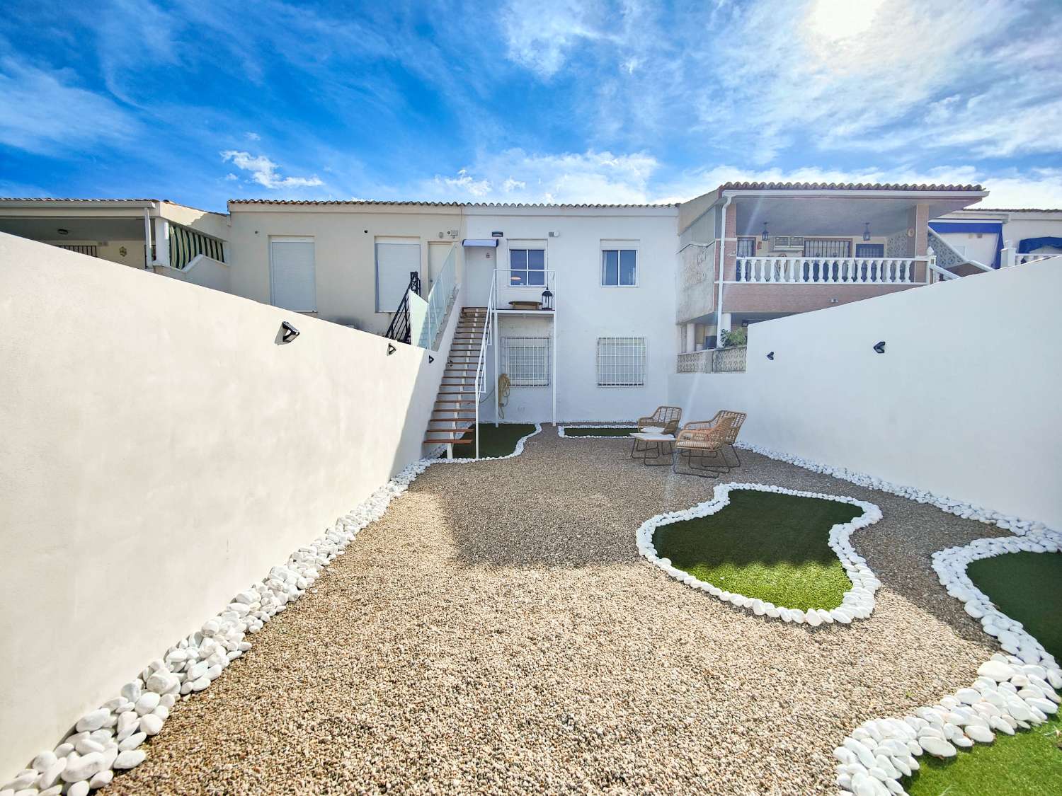 BUNGALOW EN PLANTA ALTA TOTALMENTE REFORMADO CON AMPLIO JARDÍN PRIVADO EN LA REGIA – Orihuela Costa