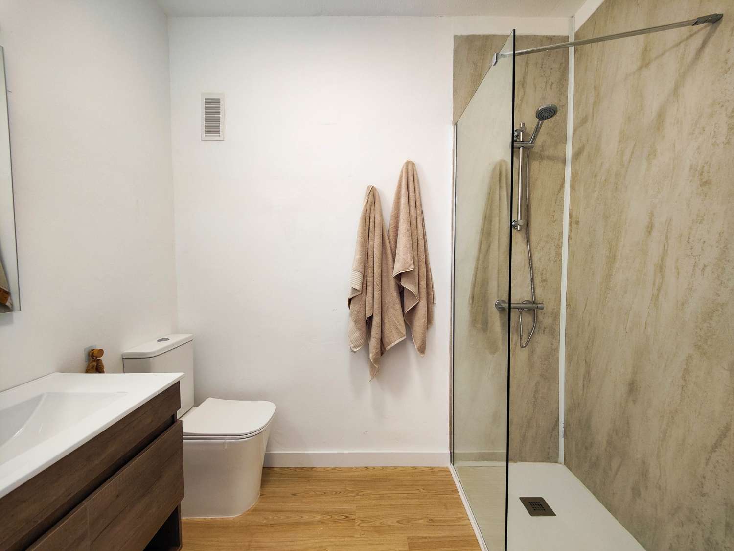 BUNGALOW EN PLANTA ALTA TOTALMENTE REFORMADO CON AMPLIO JARDÍN PRIVADO EN LA REGIA – Orihuela Costa