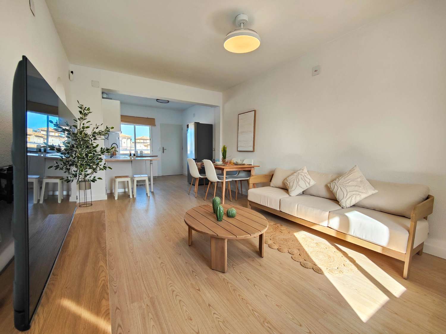 BUNGALOW EN PLANTA ALTA TOTALMENTE REFORMADO CON AMPLIO JARDÍN PRIVADO EN LA REGIA – Orihuela Costa