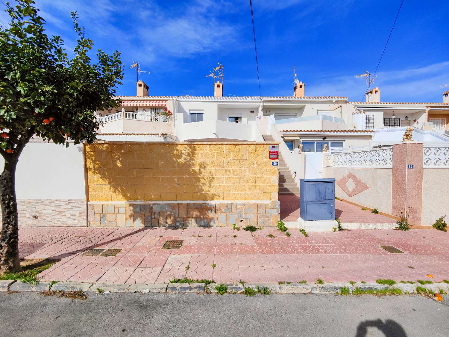 BUNGALOW EN PLANTA ALTA TOTALMENTE REFORMADO CON AMPLIO JARDÍN PRIVADO EN LA REGIA – Orihuela Costa