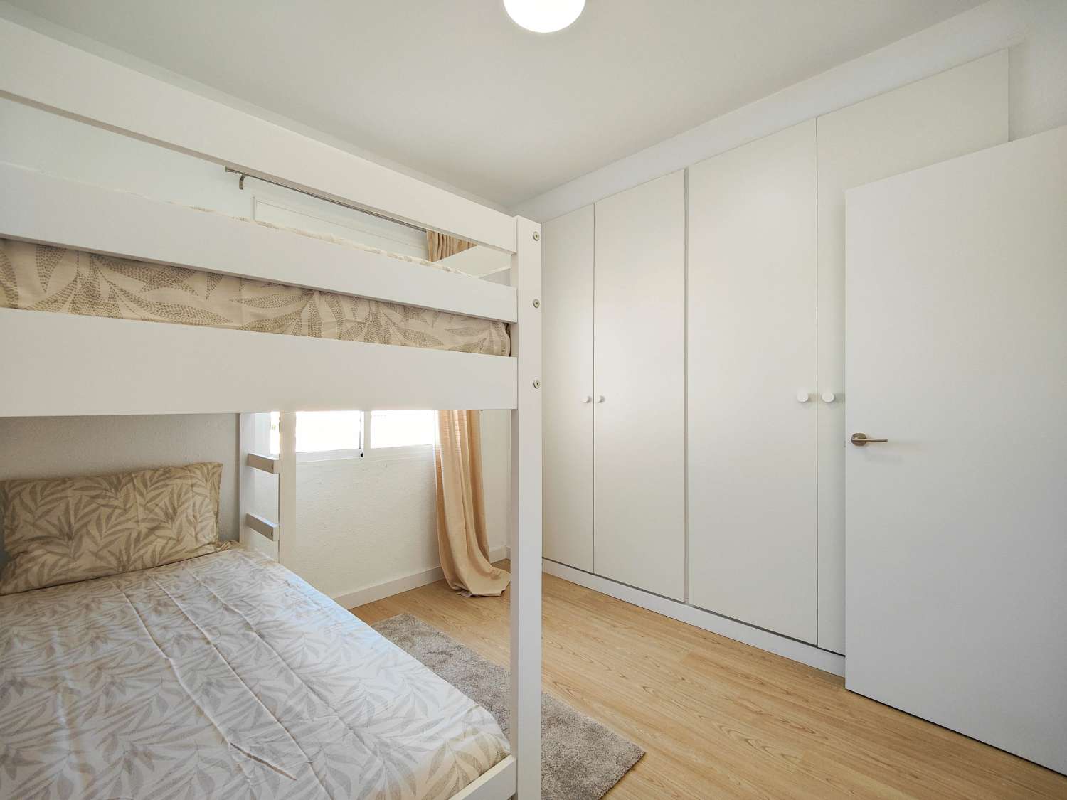 BUNGALOW EN PLANTA ALTA TOTALMENTE REFORMADO CON AMPLIO JARDÍN PRIVADO EN LA REGIA – Orihuela Costa