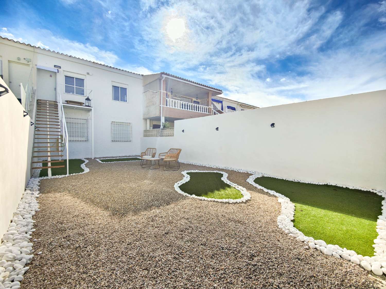 BUNGALOW EN PLANTA ALTA TOTALMENTE REFORMADO CON AMPLIO JARDÍN PRIVADO EN LA REGIA – Orihuela Costa