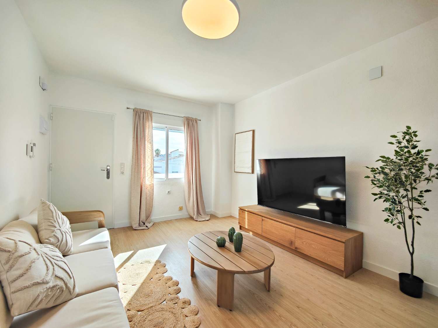 BUNGALOW EN PLANTA ALTA TOTALMENTE REFORMADO CON AMPLIO JARDÍN PRIVADO EN LA REGIA – Orihuela Costa