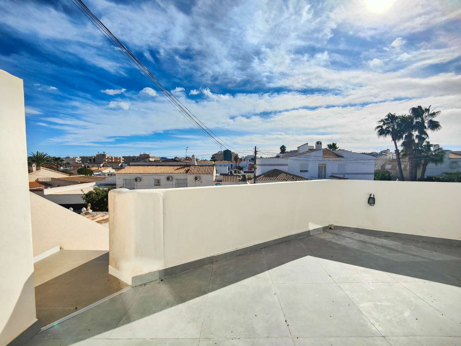 BUNGALOW EN PLANTA ALTA TOTALMENTE REFORMADO CON AMPLIO JARDÍN PRIVADO EN LA REGIA – Orihuela Costa