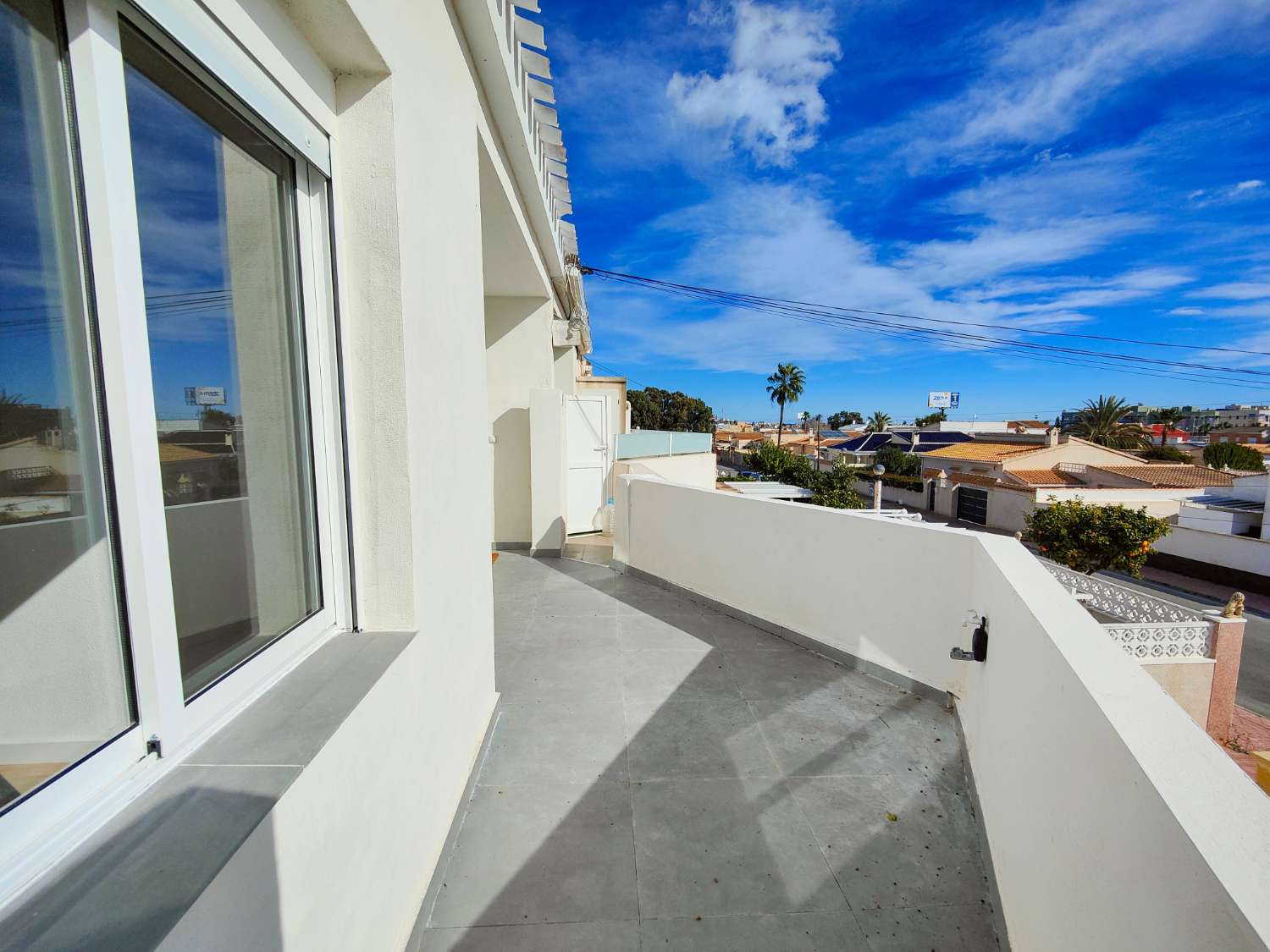 BUNGALOW EN PLANTA ALTA TOTALMENTE REFORMADO CON AMPLIO JARDÍN PRIVADO EN LA REGIA – Orihuela Costa