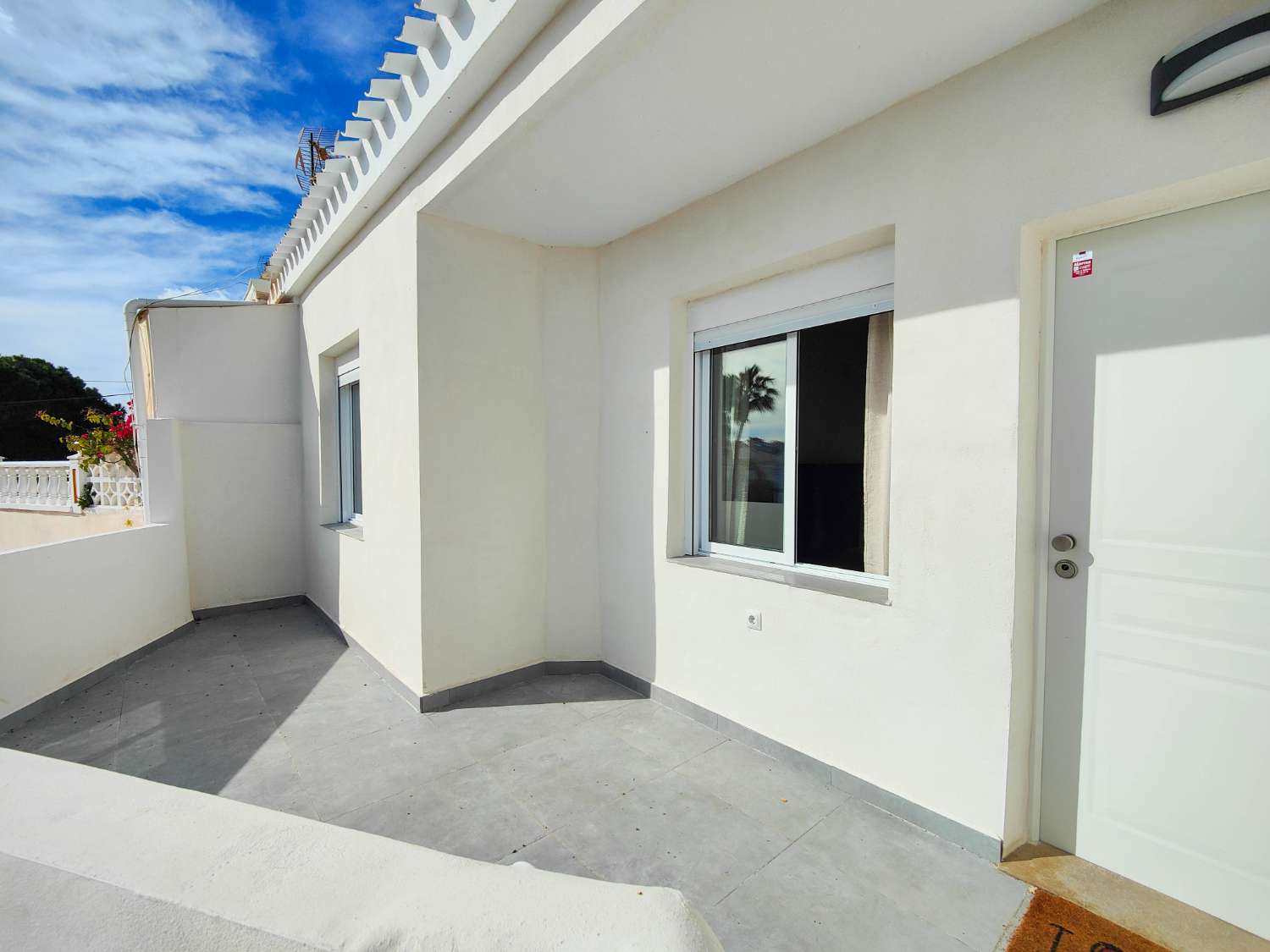 BUNGALOW EN PLANTA ALTA TOTALMENTE REFORMADO CON AMPLIO JARDÍN PRIVADO EN LA REGIA – Orihuela Costa