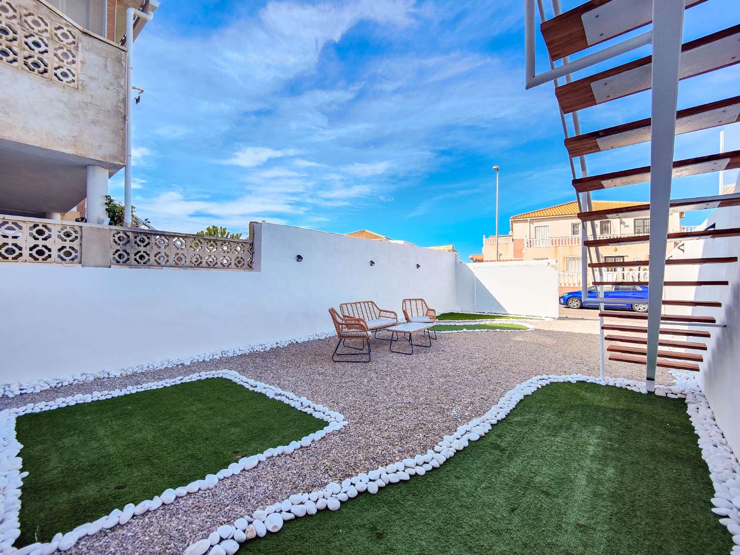 BUNGALOW EN PLANTA ALTA TOTALMENTE REFORMADO CON AMPLIO JARDÍN PRIVADO EN LA REGIA – Orihuela Costa