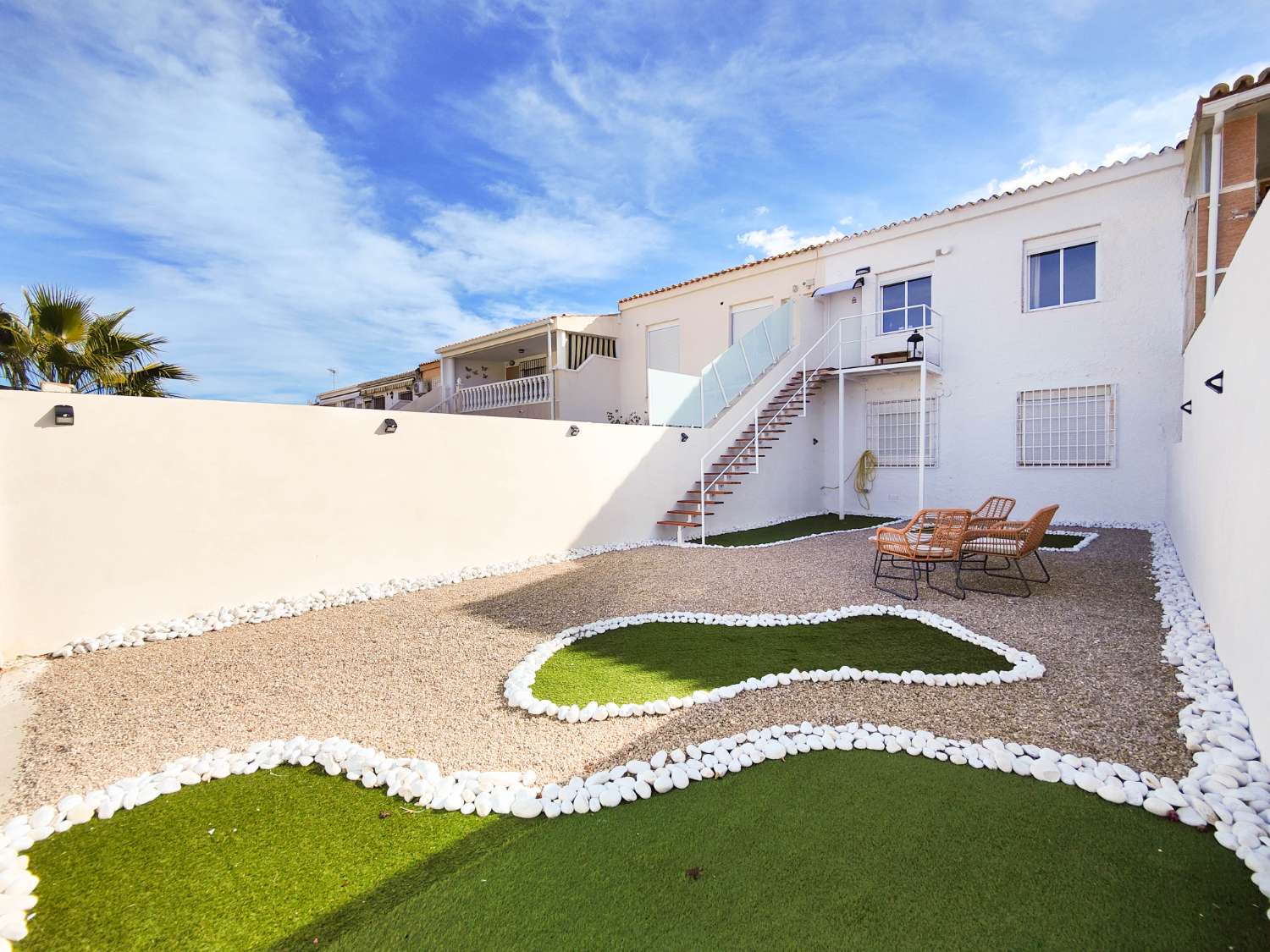 BUNGALOW EN PLANTA ALTA TOTALMENTE REFORMADO CON AMPLIO JARDÍN PRIVADO EN LA REGIA – Orihuela Costa