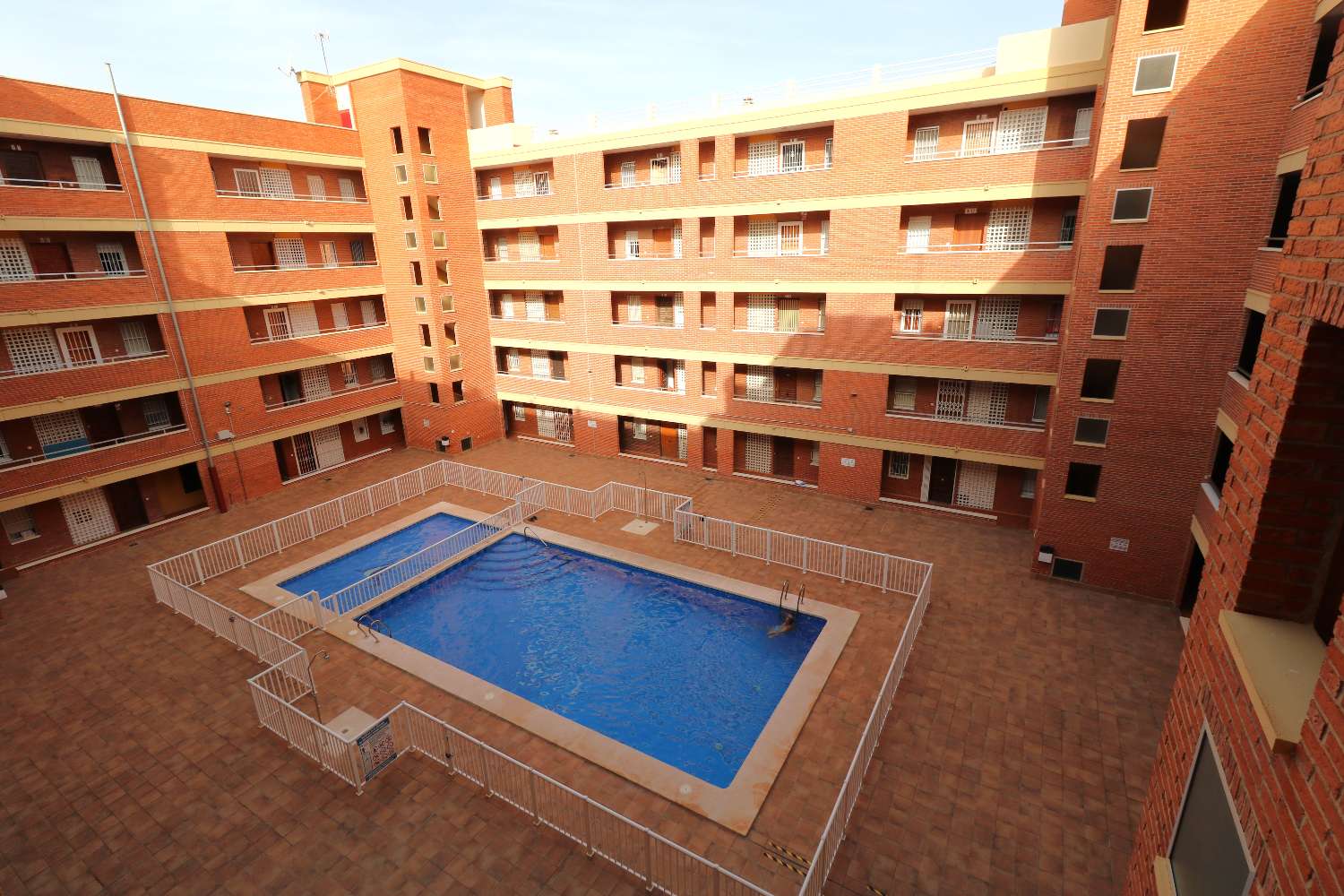 AMPLIO APARTAMENTO CON TERRAZA Y VISTAS AL MAR EN PLAYA DE LOS NÁUFRAGOS – TORREVIEJA